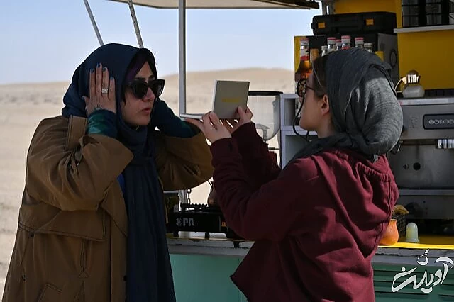 دو عکس از باران کوثری در جلو و پشت دوربینِ فیلمِ «چرا گریه نمی‌کنی؟»